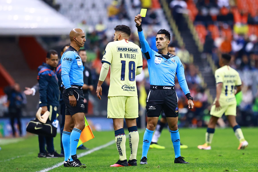 El árbitro Adonai Escobedo tuvo una actuación desastroza. (Foto: Imago7)