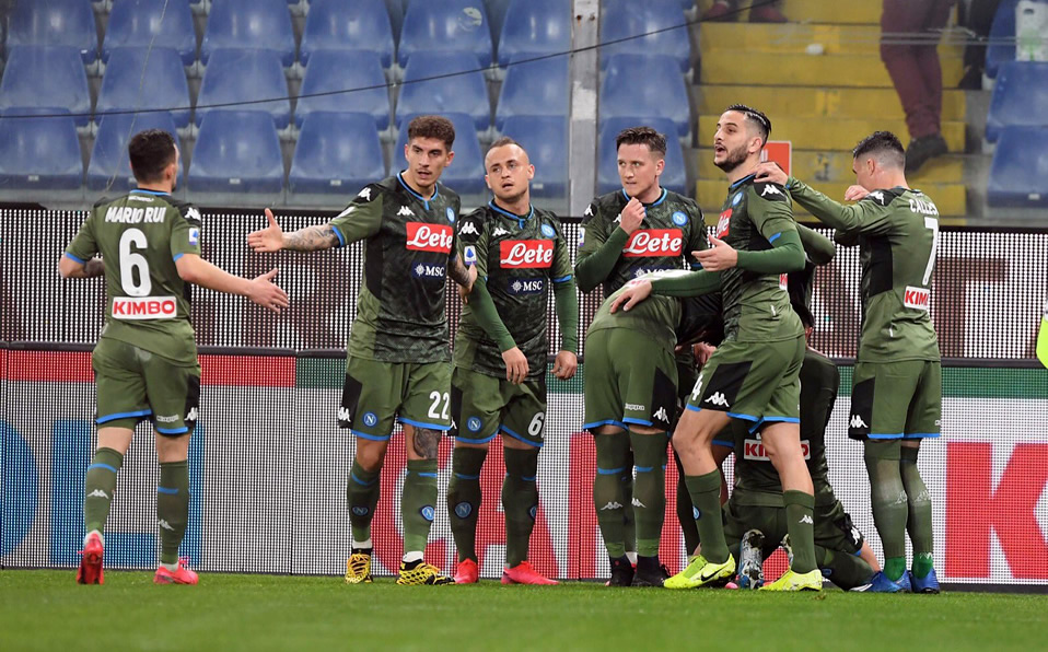 Los jugadores del Napoli celebran. (Foto: AFP)
