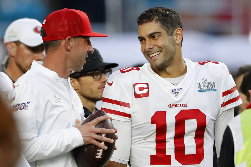 Aquí, sonriendo durante el juego con el coach Shanahan. Foto: AFP