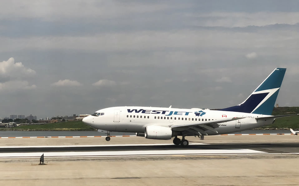 El avión de Westjet Airlines tuvo que regresar a Canadá ante la desafortunada broma del Coronavirus. Foto: AFP