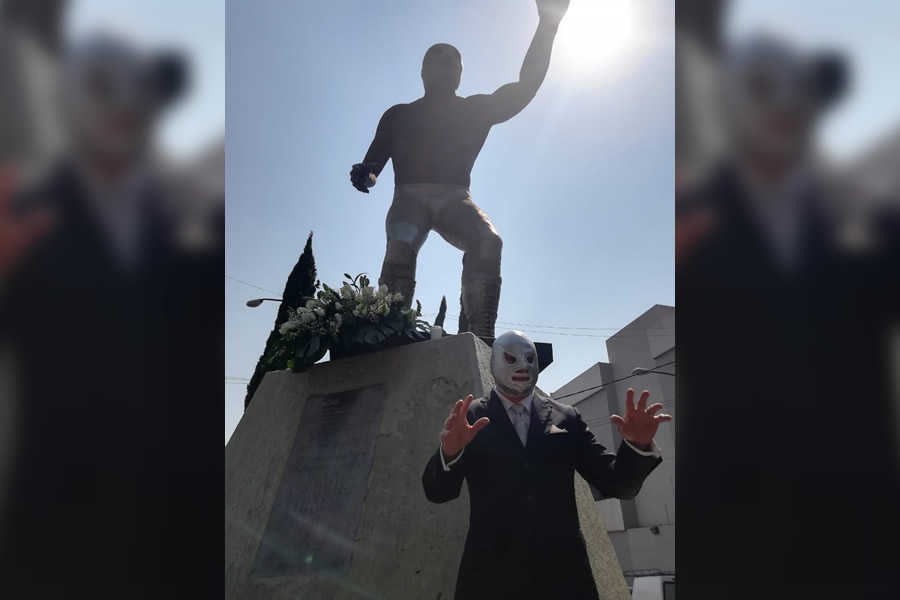Cada año el Hijo del Santo asiste a la estatua de su padre. (Foto: @ElHijodelSanto)