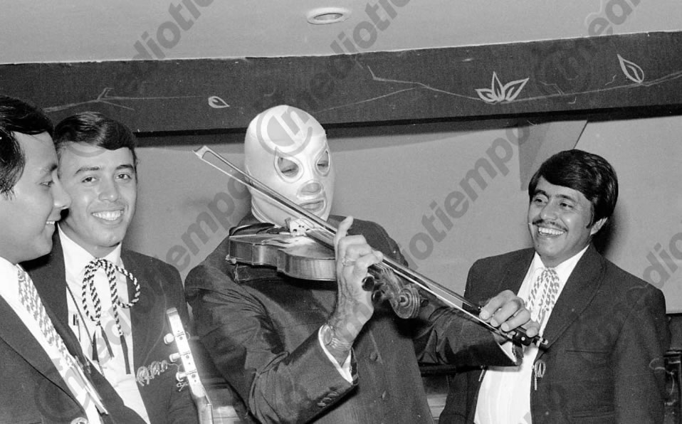 Se casó con María de los Ángeles Rodrigue de 1942 a 1975, tuvo nueve Hijos, entre ellos al Hijo del Santo. (Fototeca Milenio)