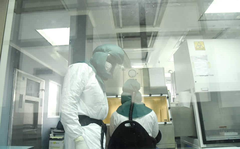 Médicos y científicos analizan el coronavirus. Foto: AFP