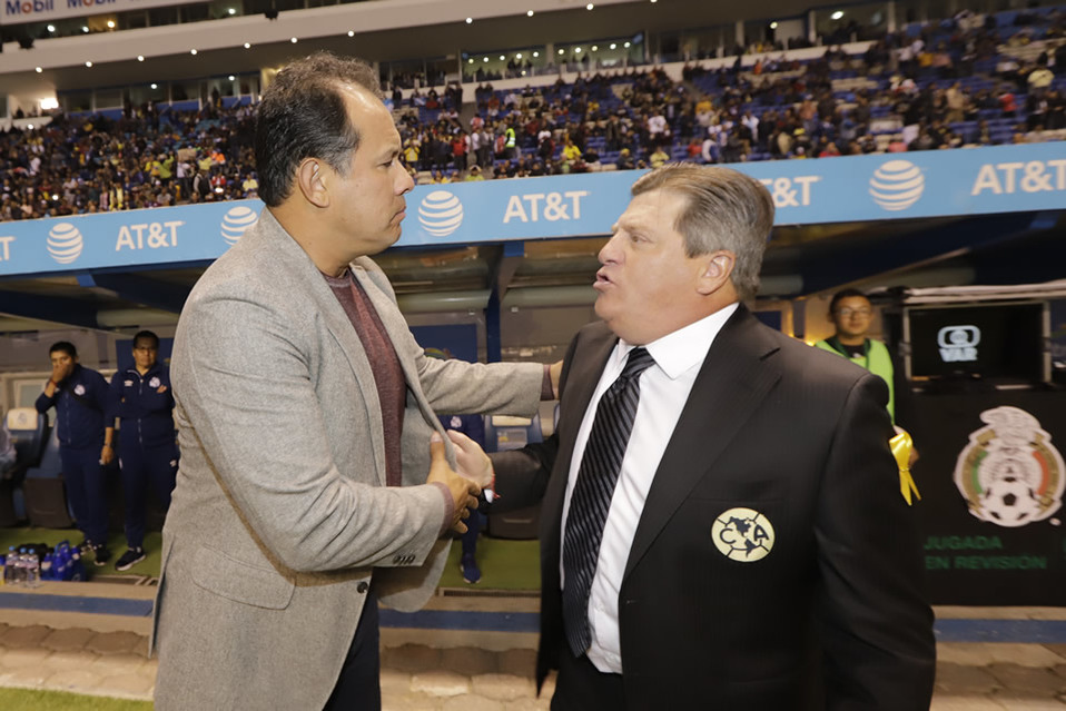 El VAR está matando el fútbol: Juan Reynoso, tras la derrota de Puebla (FOTO: Imago7)