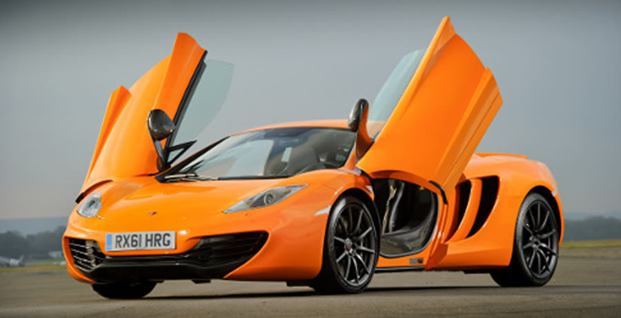 El McLaren MP4-12C impactó por su forma convertible.