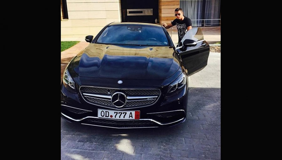 El Mercedes S65 AMG Coupé es uno de los autos más sobrios que ostenta el ariete de la Juventus.