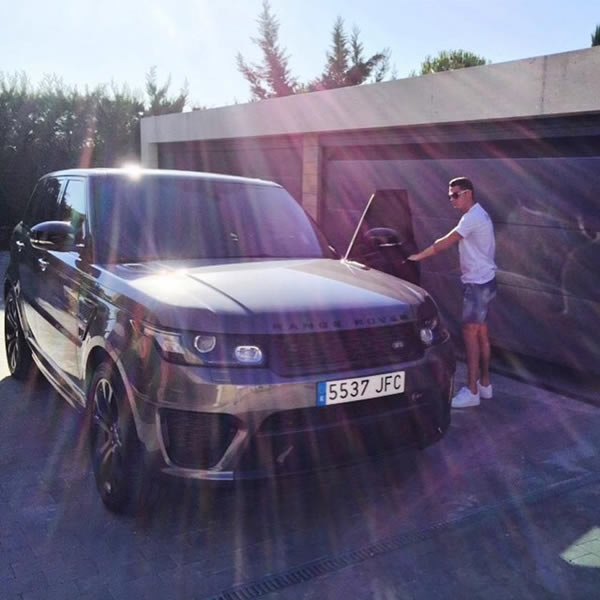La camioneta Range Rover Sport SVR es un clásico en su colección de autos.