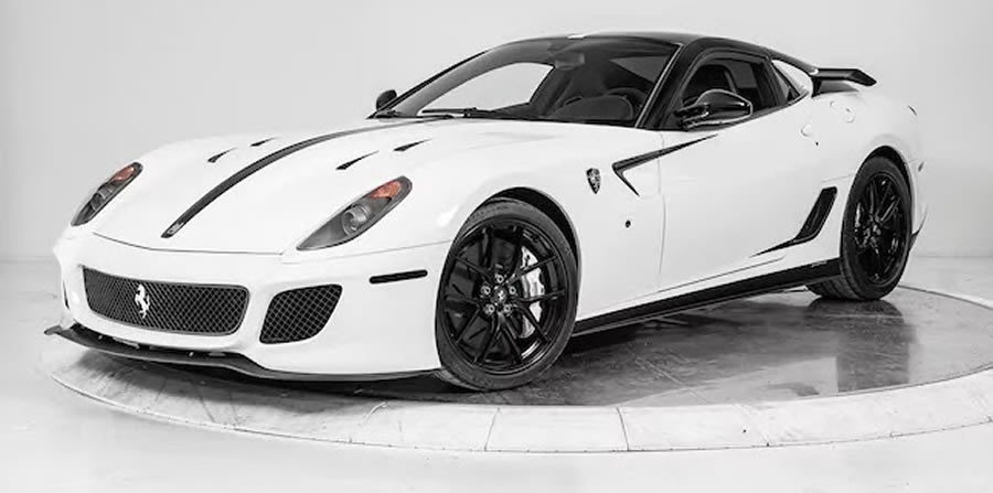 El Ferrari 599 GTO acelera de 0 a 100 km/h en 3,3 segundos y alcanza una velocidad máxima de 335 km/h.