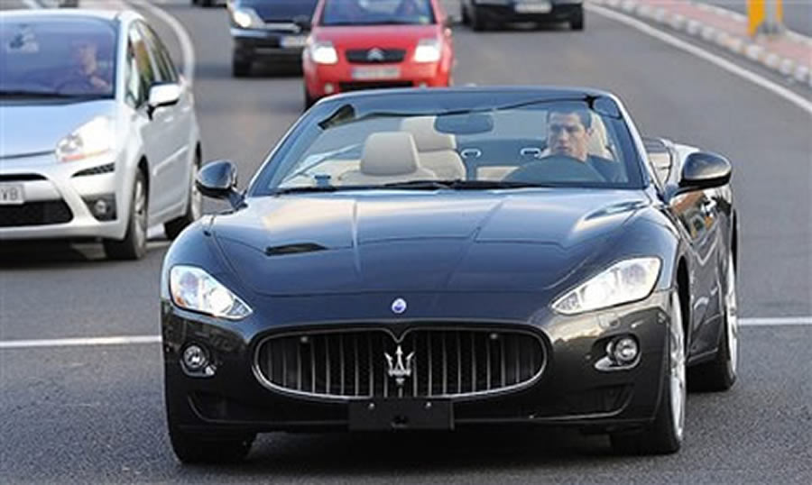 El portugués presume en las calles de Madrid su Maserati GranCabrio.