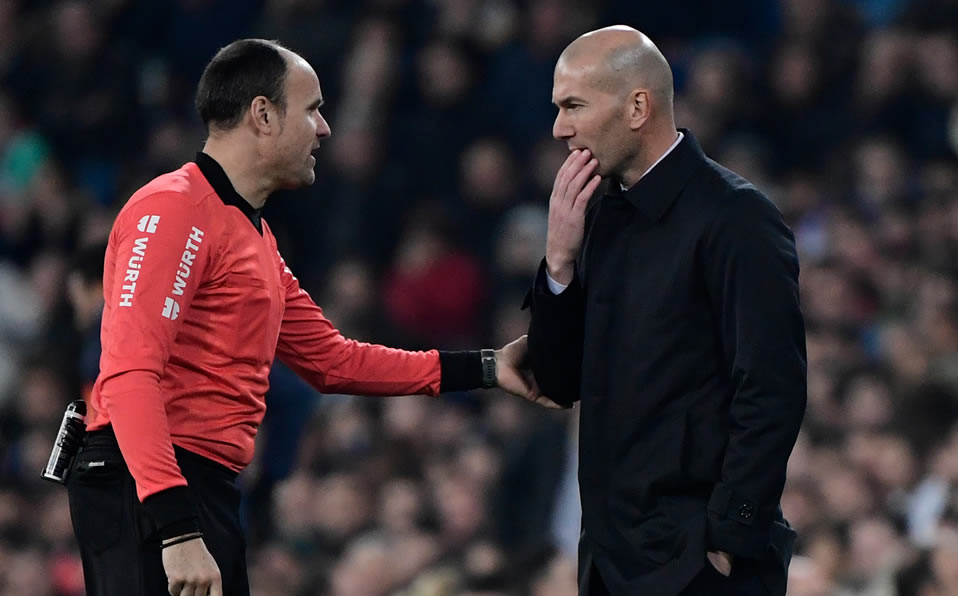 El VAR fue uno de los protagonistas en la derrota del Madrid. Aquí Zidane dialogando con el árbitro. Foto: AFP