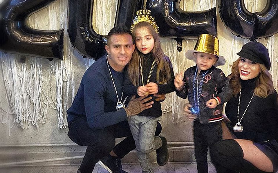 El futbolista al lado de su familia. (Alinetorres27)