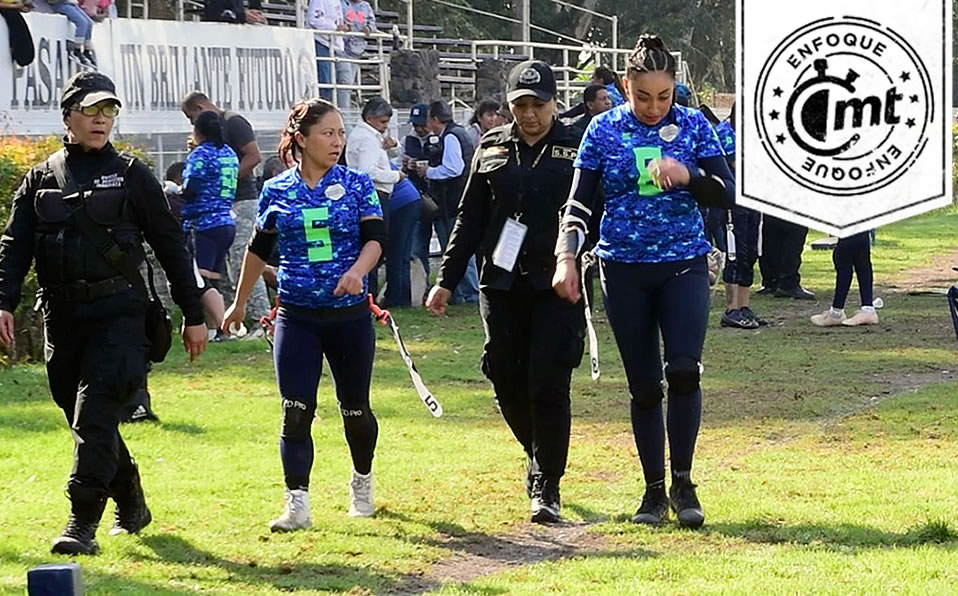 Jugadoras disputando la Final y al mismo tiempo custodiadas. (Mediotiempo)