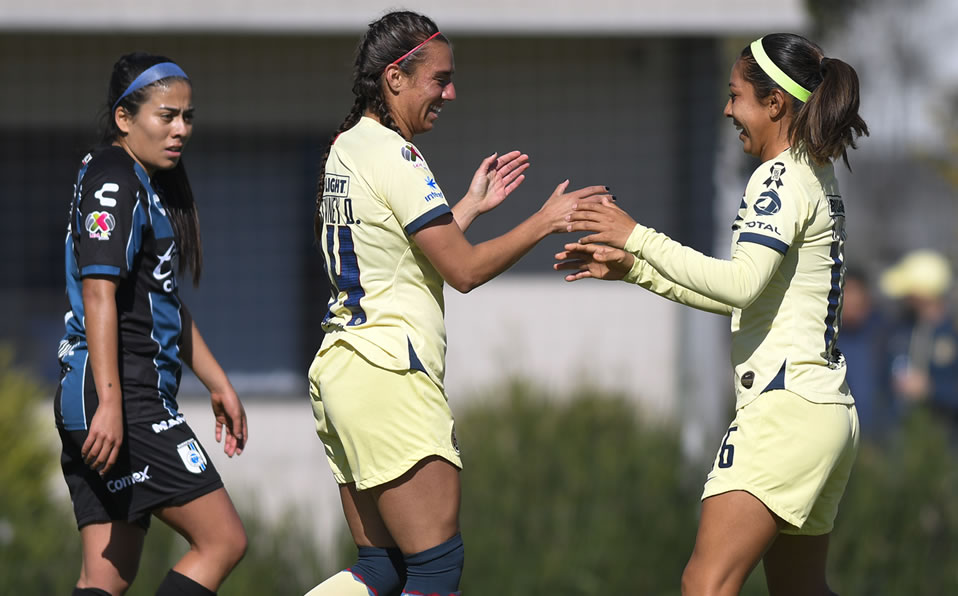 Destinney Duron y Ana López en el festejo azulcrema. (Imago 7)
