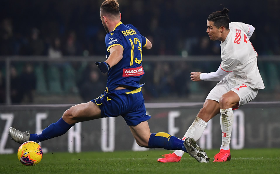 El momento justo en que Cristiano dispara a gol después de arrancar desde propio campo. (Foto: AFP)
