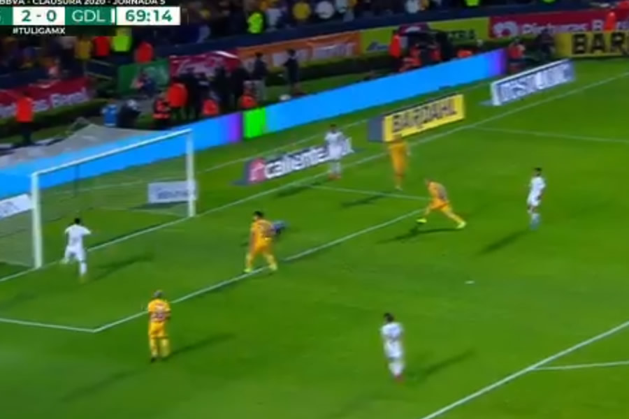 Oribe tenía la portería abierta y sólo tenía que empujar el balón.