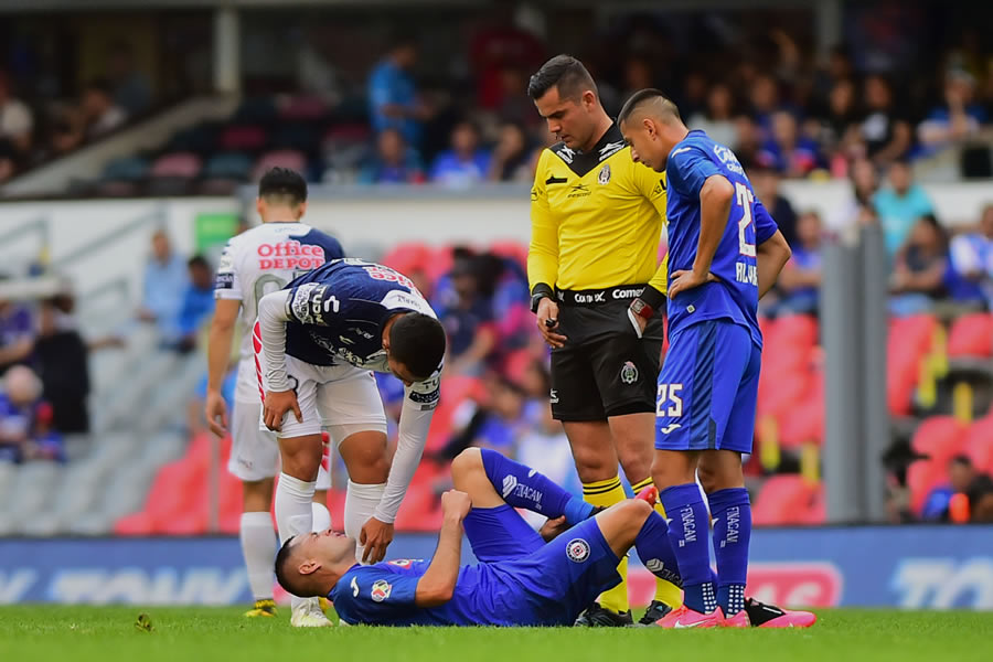 Pablo Aguilar mostró mucho dolor tras ser golpeador por el jugador del Pachuca. FOTO: Mexsport