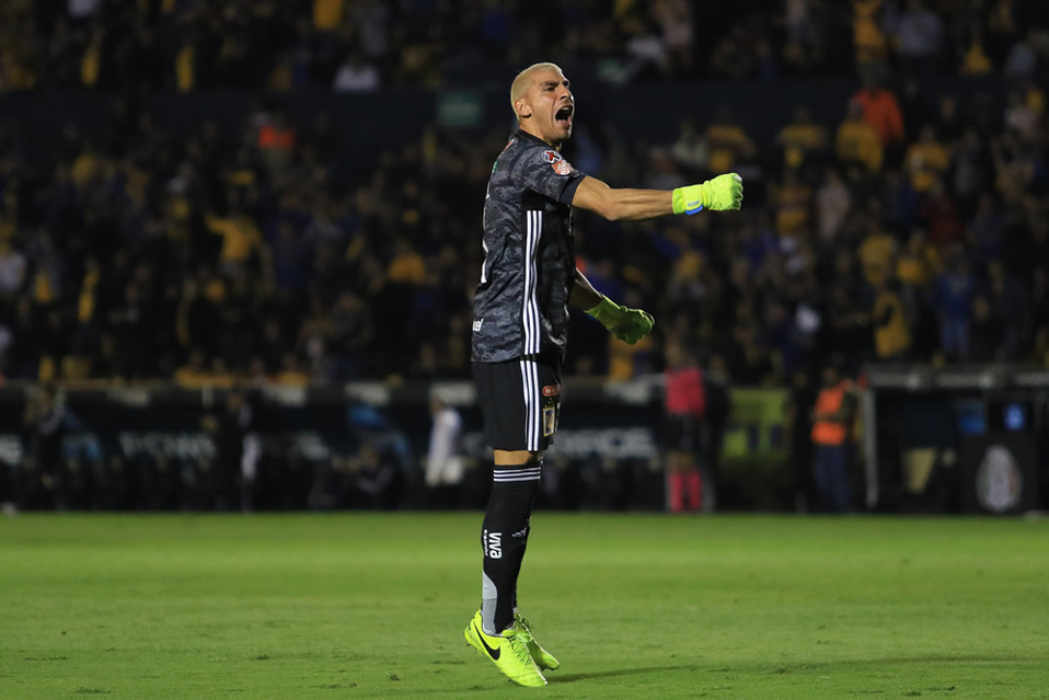 El Patón Guzmán sacó dos importantes en el primer tiempo (FOTO: Imago7)