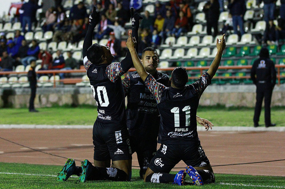 Roberto Nurse y el Pipila Vilchis fueron las figuras del noche en el Carlos Vega (FOTO: Imago7)