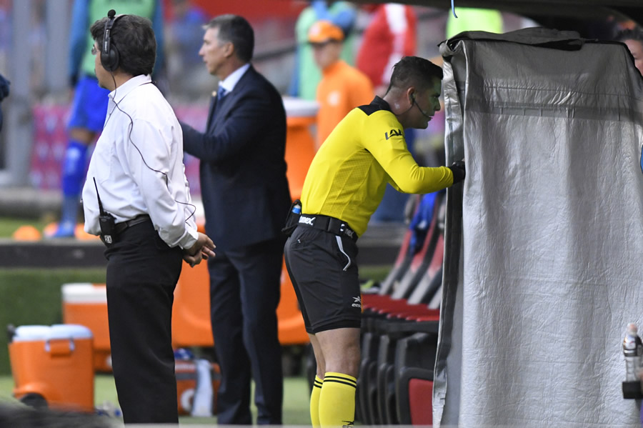 Con el VAR se dictó la expulsión de Ceppelini y un penal para Cruz Azul. (Foto: Imago7)