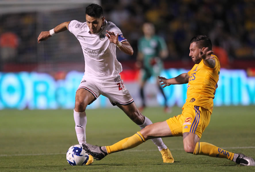 Jesús Molina se quita la barrida de Gignac durante el duelo de este noche. FOTO: Imago7.