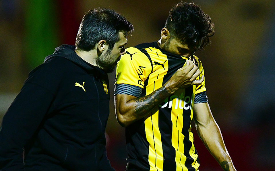 Jonathan Urretaviscaya se rompe el ligamento cruzado de la rodilla (Twitter @MartinCharquero)