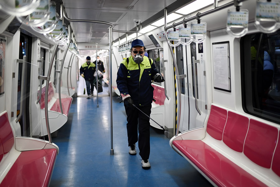 Trabajadores desinfectan las instalaciones del metro. (Foto: AFP)