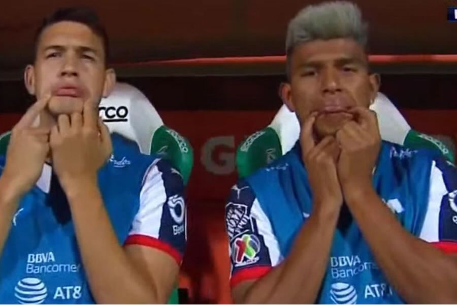En la banca de Rayados hicieron la mueca de Pizarro. (Foto: Fox Sports)