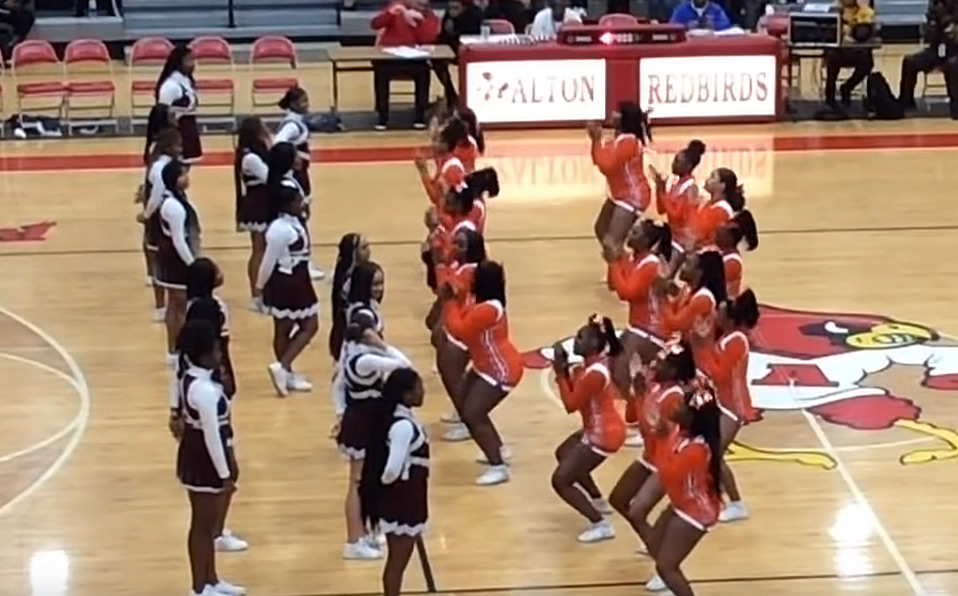 Las cheerleaders  de los equipos de basquetbol colegial de East St. Louis Flyers y de los Trinity Catholic. (Captura de pantalla)