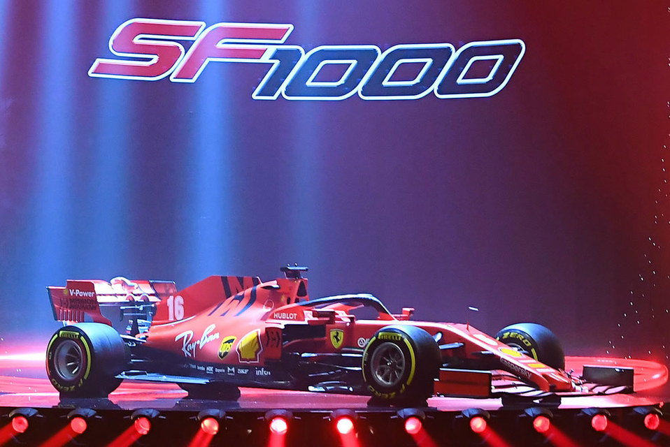 Es más estrecho que el SF90 de la temporada pasada y de un rojo más oscuro. (AFP)