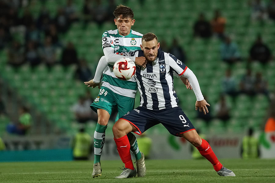 Jonathan Díaz y Vincent Janssen durante el empate en el Santos-Monterrey. (Foto: Imago 7)