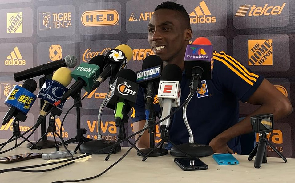 Julián Quiñones entró de cambio contra las Chivas. (@rosaleesj)