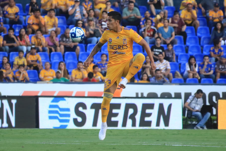 6.- Carlos Salcedo está igualado en su valor junto con Brian Lozano. FOTO: Imago7.