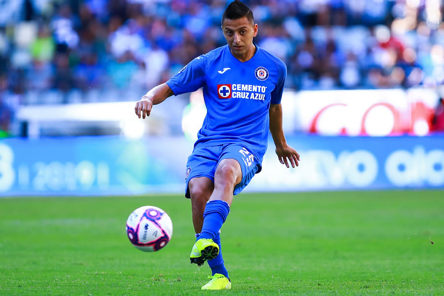 9.- El Piojo Alvarado, jugador de Cruz Azul, se mantiene en la cifra de los 7.5 mde. FOTO: Imago7.