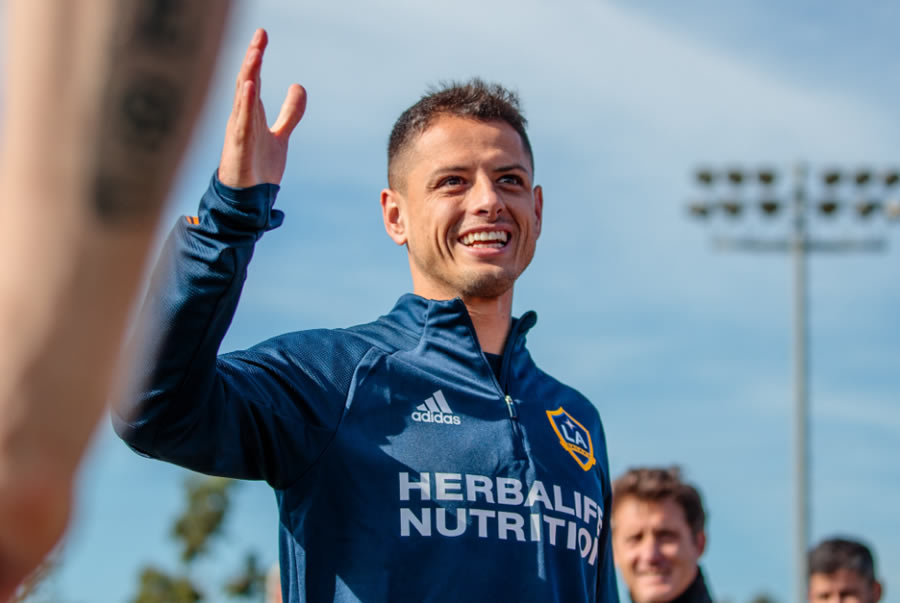 El Chicharito continúa adaptándose al cuadro angelino. FOTO: @LAGalaxy_Es