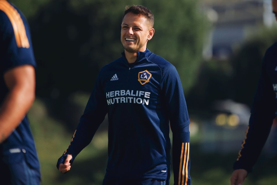 Chicharito ya pudo entrenar al parejo del LA Galaxy tras recibir su visa de trabajo. (Foto: LA Galaxy)
