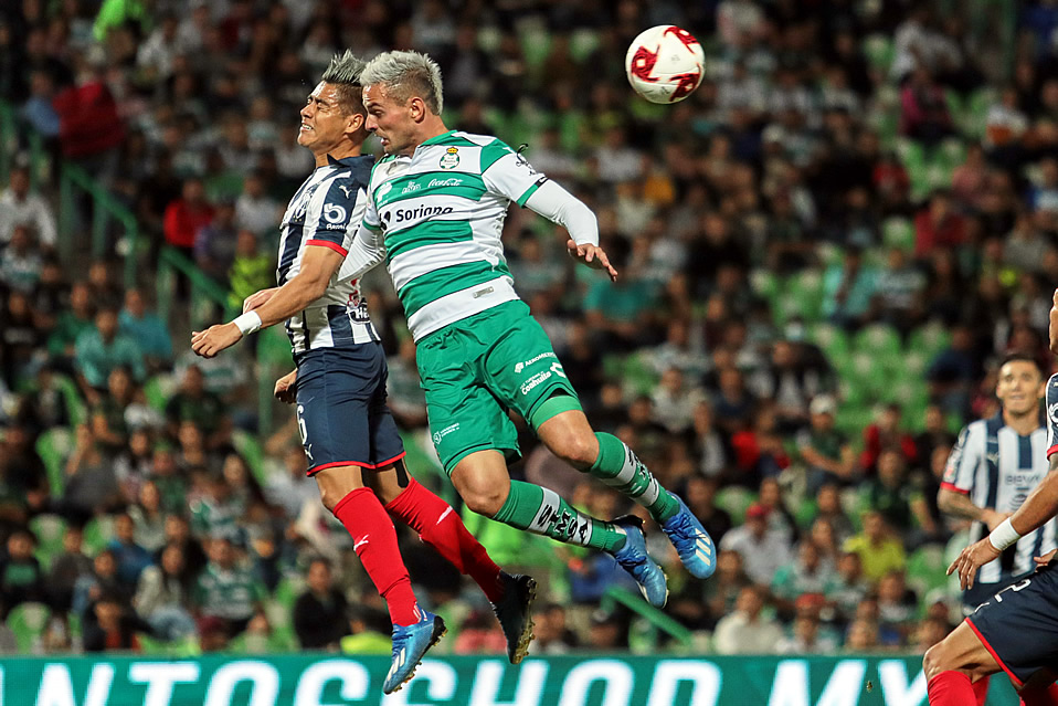 Edson Gutiérrez y Octavio Rivero disputan el esférico. (Foto: Imago7)