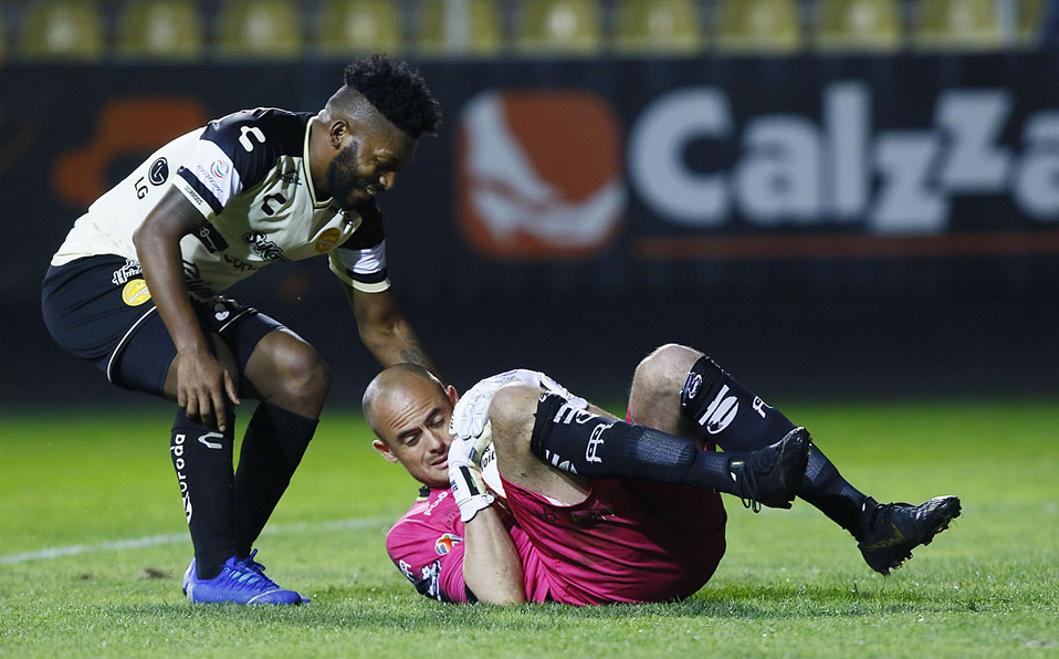Enrique Palos se queda con el balón ante el asedio de Harold Gonzalez. (Foto: Imago7)