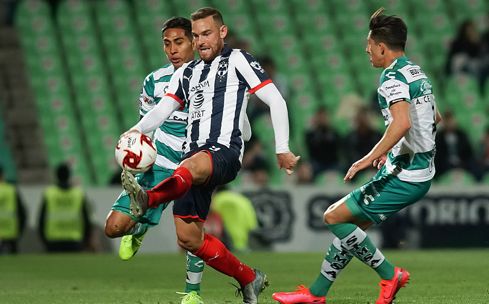 Hugo Rodríguez y Vincent Janssen disputan el esférico. (Foto: Imago7)