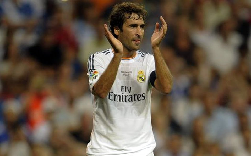 El Ángel de Madrid, Raúl González, portó con señorío la playera blanca en 15 de sus 20 campañas en el futbol.