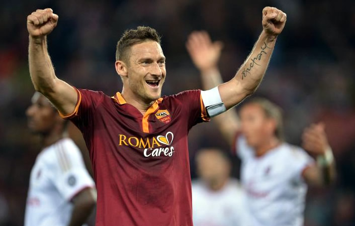 Il Capitano, la máxima leyenda de la Roma, Francesco Totti  solo defendió esos colores como profesional de 1993 a 2017.