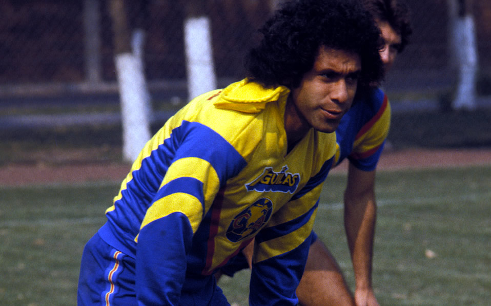 El hombre con más juegos en la historia del América es Cristóbal Ortega, que portó la azulcrema de 1974 a 1992.