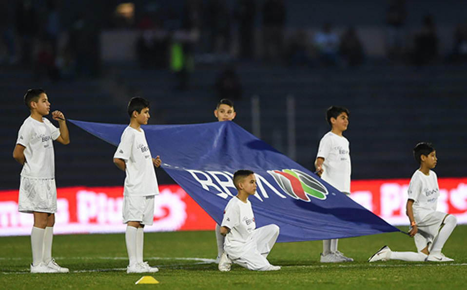 Los protocolos se realizan en todos los partidos. (Imago7)