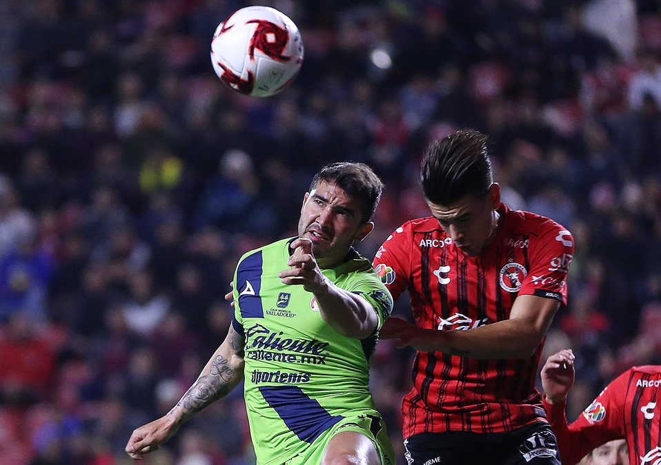 Mario Osuna y Alexis Castro pelean el balón. (Foto: Imago7)