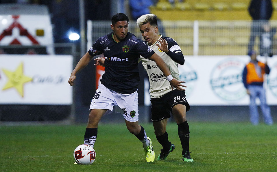 Roberto Alderete y Cristian González en plena disputa del esférico. (Foto: Imago7)