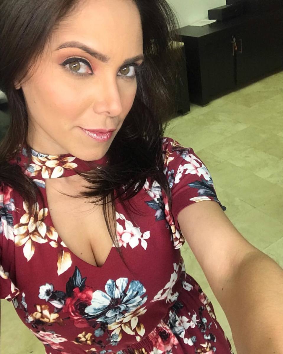 Su noticiero se emite de lunes a viernes de 17 a 18 horas, tiempo de la Florida.