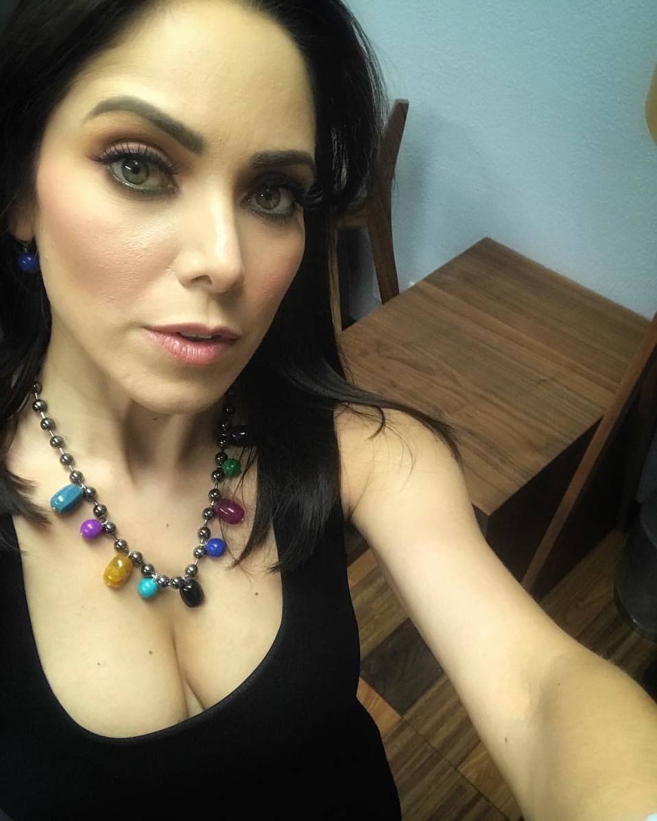 A continuación, algunas fotografías de la bella periodista Rosy Martell, quien se fue de Fox Sports para llegar a Miami.