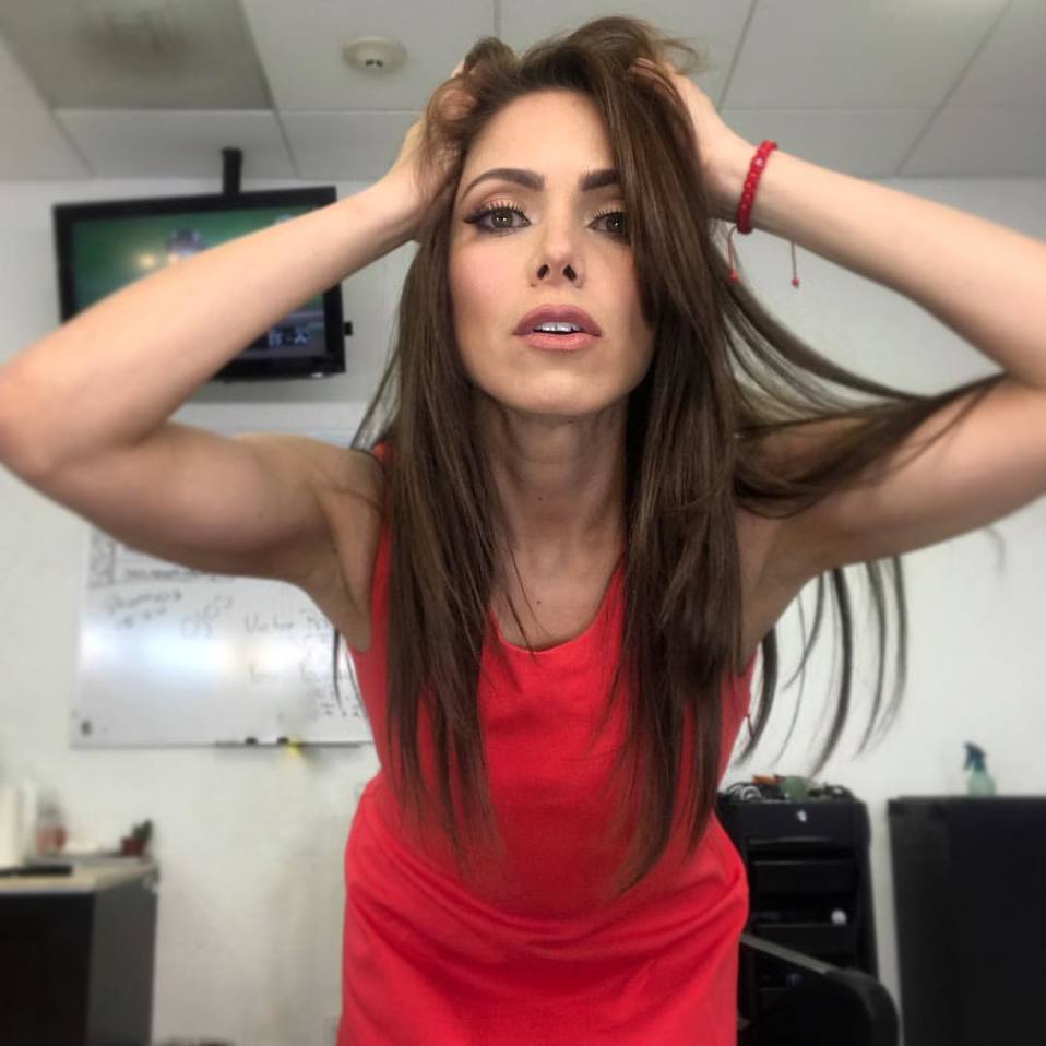 A continuación, algunas fotografías de la bella periodista Rosy Martell, quien se fue de Fox Sports para llegar a Miami.