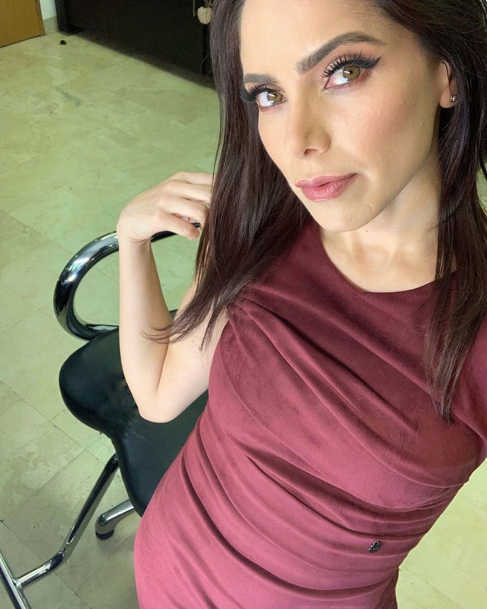 A continuación, algunas fotografías de la bella periodista Rosy Martell, quien se fue de Fox Sports para llegar a Miami.