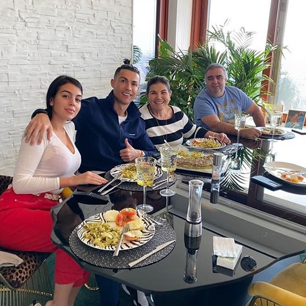 Cristiano Ronaldo tuvo una comida con su familia y su pareja sentimental.