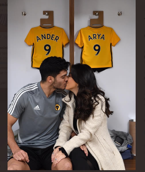 Raúl Jiménez disfrutó al lado de su pareja que pronto serán padres.